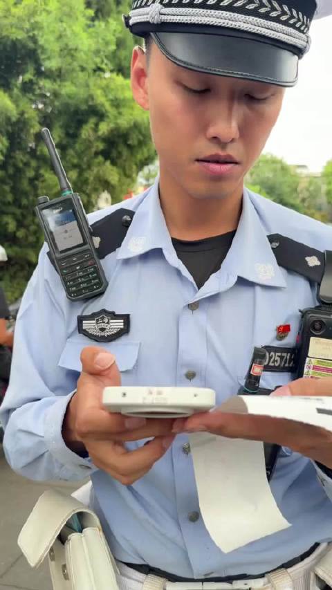 民警倒贴300元帮快递小哥处理事故