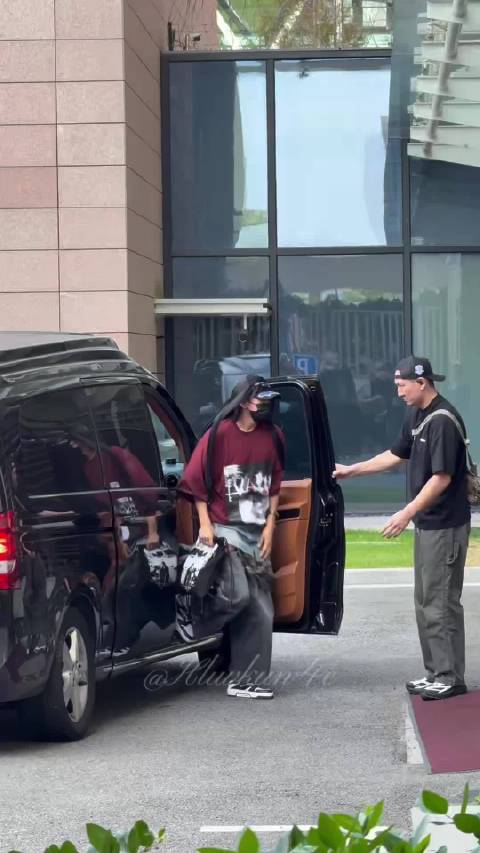 蔡徐坤机场出发穿搭太帅了，潮男的含金量一直在上升