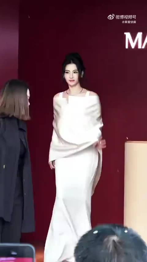 张柏芝白裙配细金链状态惊艳