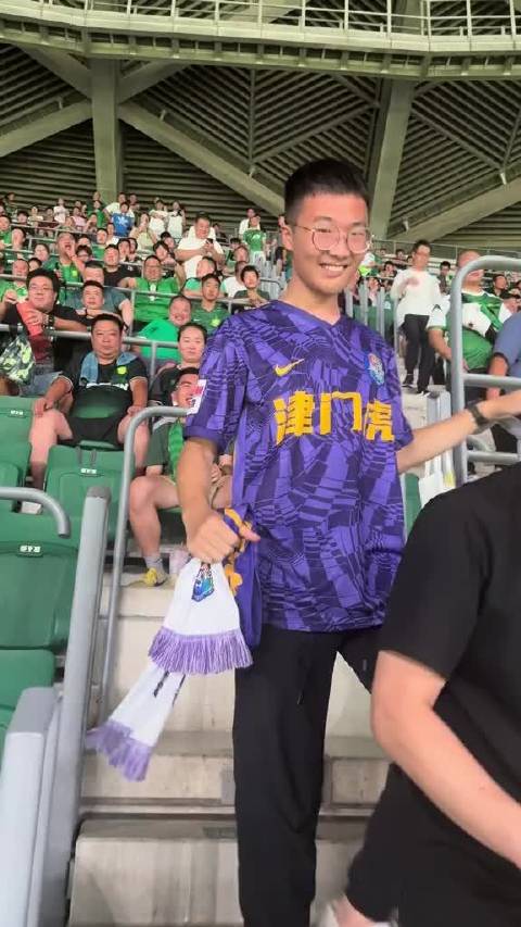 天津津门虎球迷现身北京国安主场，获国安球迷热情欢迎
