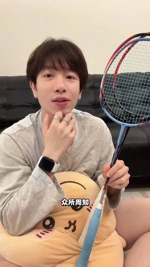 黄雅琼分享素颜状态 亮出77pro黄雅琼配色球拍