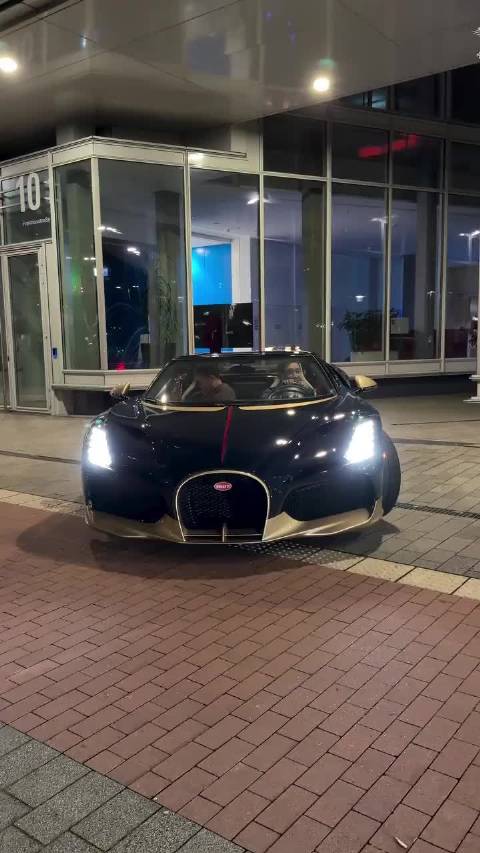 两台布加迪出来拍照了