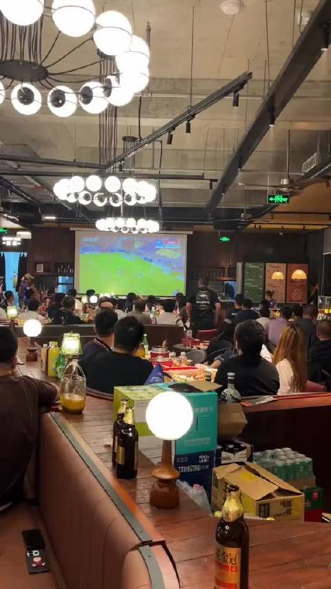 天津津门虎1比0绝杀成都蓉城 第二现场球迷疯狂庆祝