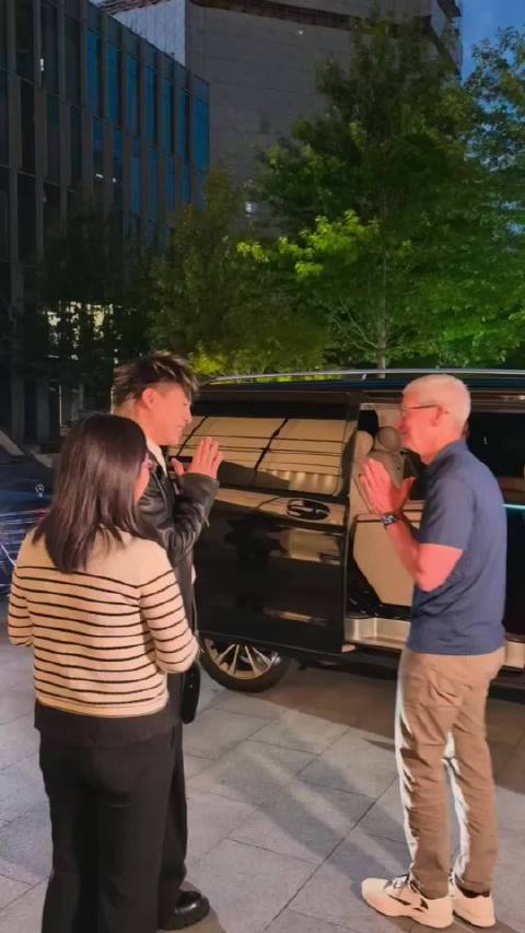 胡彦斌和库克碰头了，有谁知道库克坐的这车是什么车？