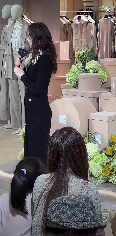 童瑶线下活动松弛感拉满 童谣和品牌方共同举杯庆祝