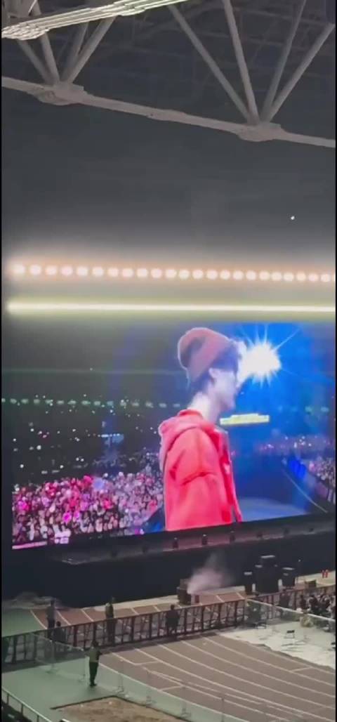周翊然绍兴演唱会镜头签后送飞吻