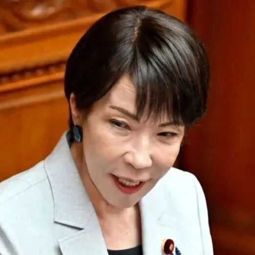 日本首相高市早苗17日以“内阁总理大臣”名义，向供奉二战甲级战犯的靖国神社供奉名为“真榊”的祭品