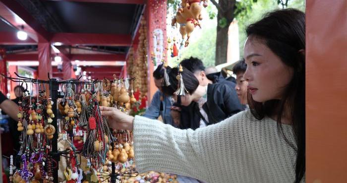 山东东昌府区:顾客选购葫芦忙 产品远销海内外 山东东昌府区:顾客选购葫芦忙 产品远销海内外