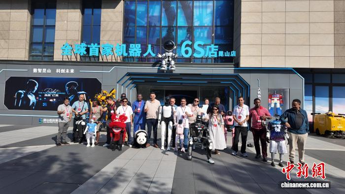 中外记者走进昆山 体验机器人6S店里的“中国智造” 中外记者走进昆山 体验机器人6S店里的“中国智造”