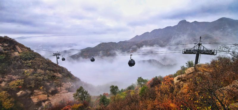 京城秋色 | 雨雾锁雄关，八达岭长城迎来秋日云海景观