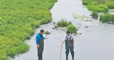 地质工作者给水井做“胃镜”(身边的净土保卫战) 地质工作者给水井做“胃镜”(身边的净土保卫战)