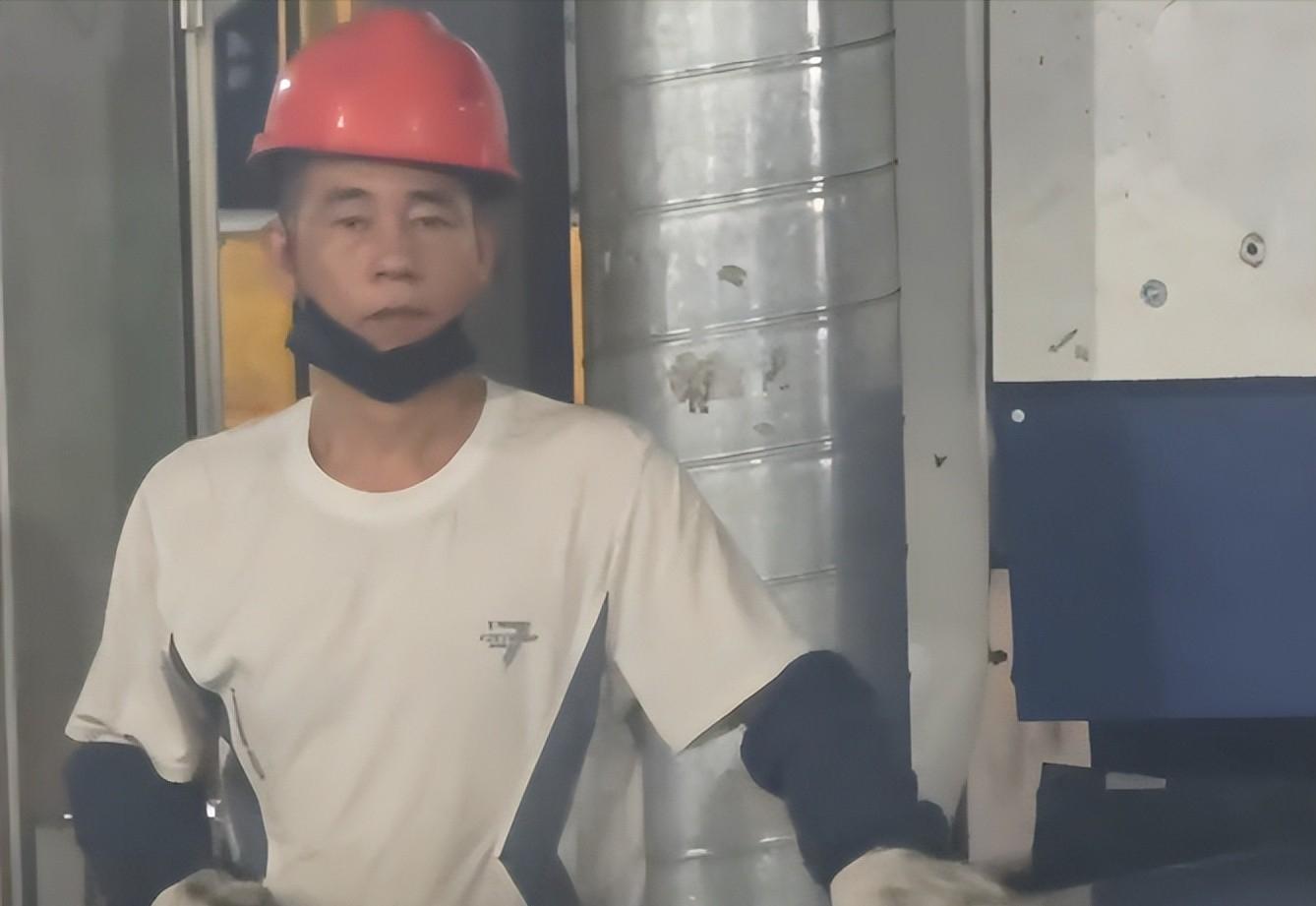工人撞脸陈小春反转，事主被迫离职陈小春赶往广东，直播真相大白