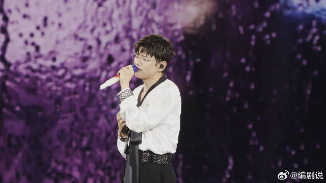 张杰深圳演唱会曲目间隙反复说我爱你