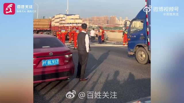 上海徐浦大桥平板货车冲破隔离墩致1死2伤6车受损