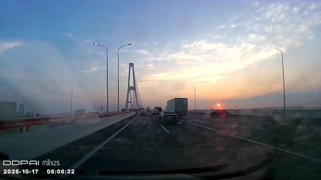 上海徐浦大桥6车相撞致1死2伤
