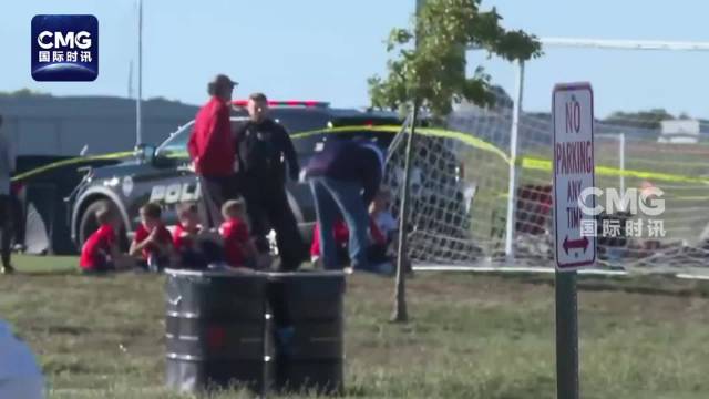 美国一皮卡冲入球场致2死多伤
