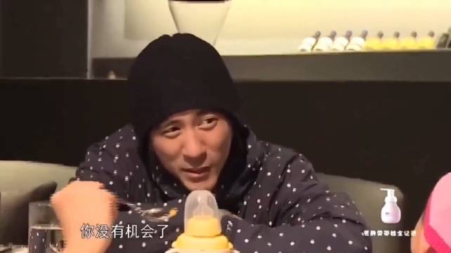 贾静雯女儿咘咘盯着爸爸就放电，修杰楷直呼：我结婚了，你没有机会了！哈哈哈