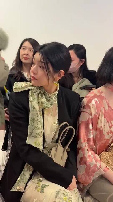 陈小纭和陈妍希坐一起，肉眼可见陈小纭脸的僵硬