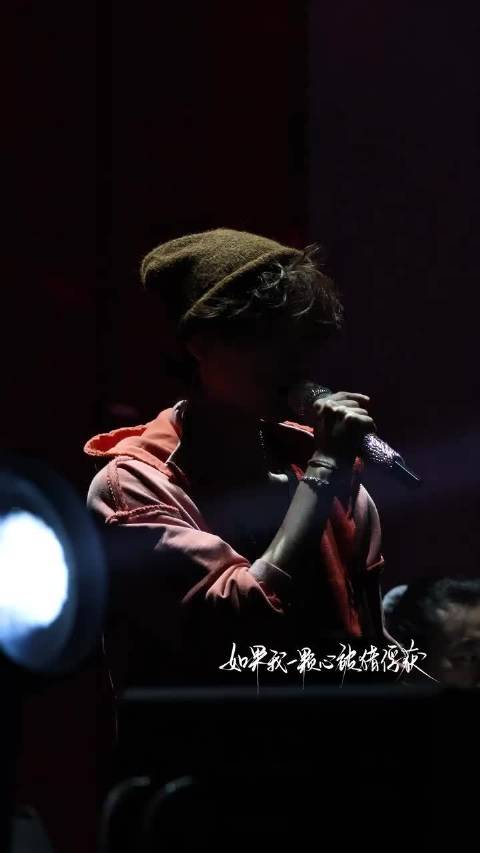 周翊然舞台演唱我只能离开，独特嗓音直击人心