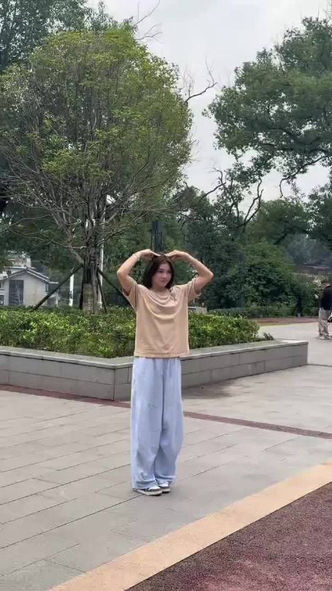 富顺偶遇吴艳妮，赛场归来温柔合影