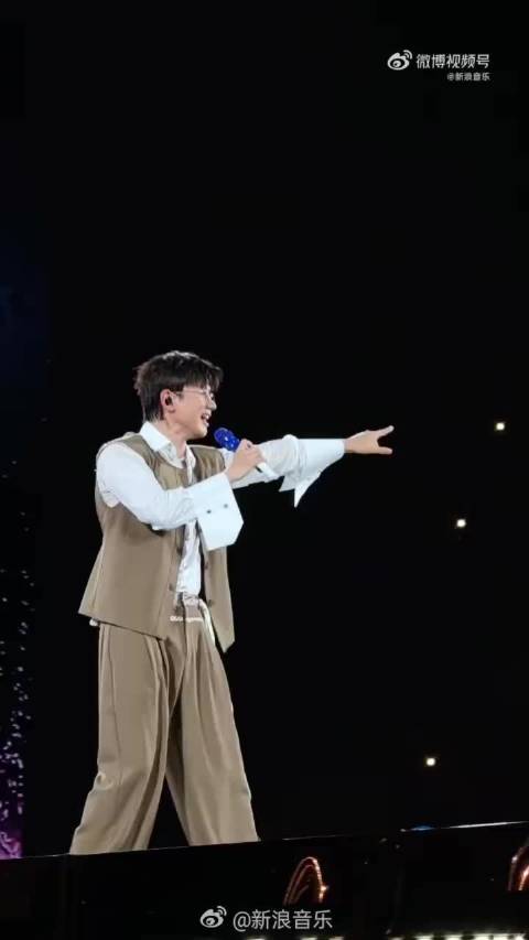 张杰深圳演唱会唱一路上有你告白粉丝
