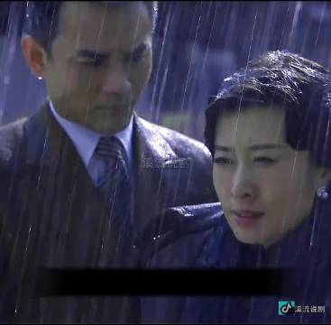 伪装者名场面大姐和明楼雨中对决