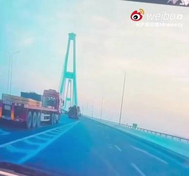 徐浦大桥货车冲破护栏撞向对向车道
