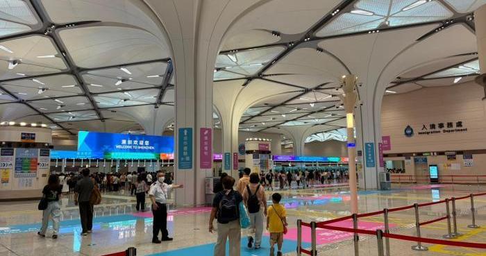 皇岗口岸重阳节迎客流高峰 单小时最高9728人次从香港出境 皇岗口岸重阳节迎客流高峰 单小时最高9728人次从香港出境