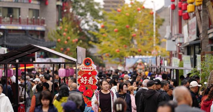 行走中国丨在“非遗大集”感受古老技艺的青春脉动 行走中国丨在“非遗大集”感受古老技艺的青春脉动