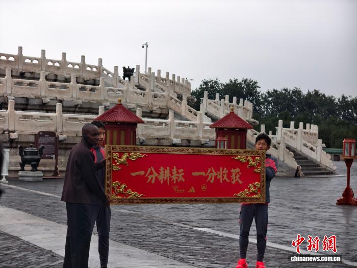 马拉松“破2”第一人萨维在北京与中国跑者共话耕耘之道 马拉松“破2”第一人萨维在北京与中国跑者共话耕耘之道