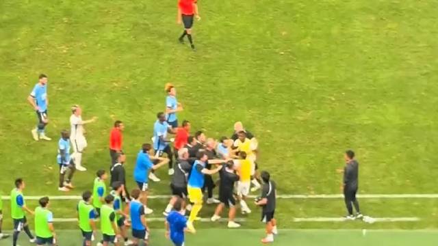 大连英博1比1北京国安 掌掴锁喉歧视手势频现