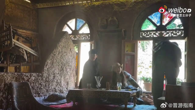 张晚意李沁马思纯趴窗户严丝密缝