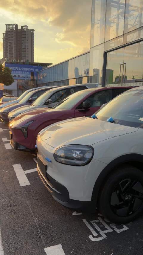 巴黎车展上各品牌都带来自己的新作！雪铁龙2CV、smart大v聊车