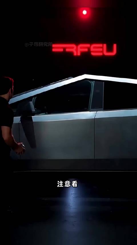 当年的特斯拉博皮卡号称是防弹玻璃，如今真正实现