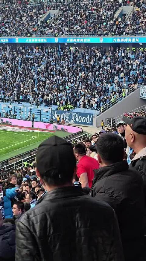 梭鱼湾球场主队球迷区潜伏客队球迷