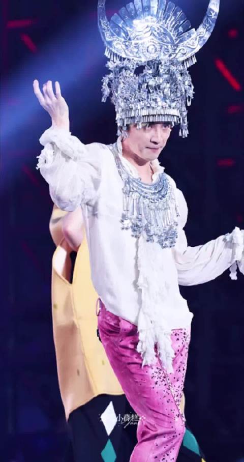 薛之谦身着苗族银饰亮相演唱会 今天是苗疆小王子呀 ，薛之谦贵阳演唱会