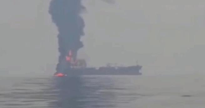 伊朗称一艘违规油轮在霍尔木兹海峡南部触雷爆炸起火 伊朗称一艘违规油轮在霍尔木兹海峡南部触雷爆炸起火
