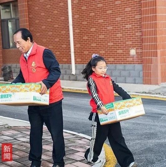 石家庄63岁退役老兵重阳节携一家三代到养老院探望老人,已坚持四年,本人:想通过言传身教让下一代知道帮助别人 石家庄63岁退役老兵重阳节携一家三代到养老院探望老人,已坚持四年,本人:想通过言传身教让下一代知道帮助别人