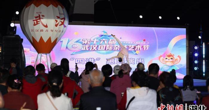 杂技高手登上“古琴号” 流动舞台点亮江城夜色