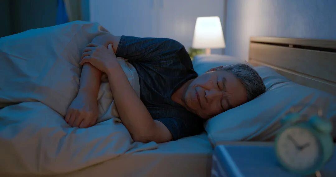 睡觉时身体会突然抽动?这几种表现可能是疾病信号 睡觉时身体会突然抽动?这几种表现可能是疾病信号