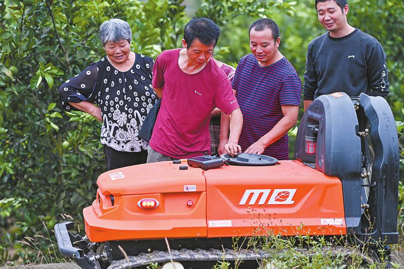 新农人下田 智慧农机耕未来 新农人下田 智慧农机耕未来