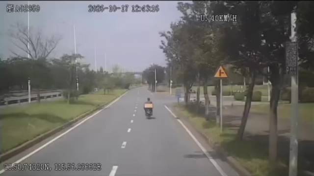 男子突然停车接电话致卡车司机鸣笛催促，赔500元