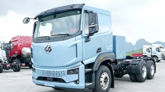 乘龙翼威5 亿纬448度新能源牵引车：用轻量化做减法，为收益做加法！