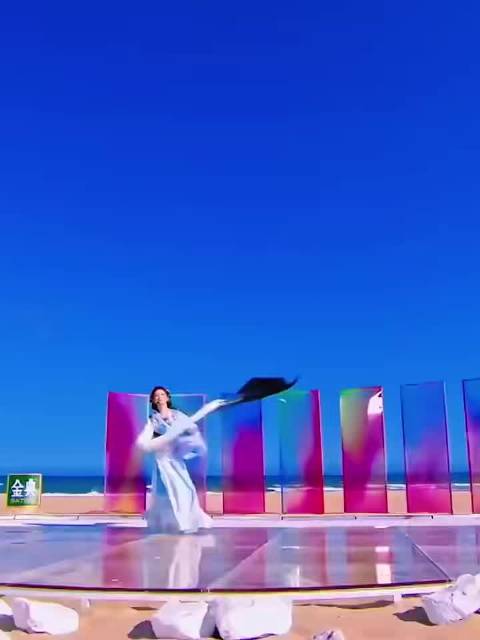 海边这个意象好戳人，承载着她们共同的回忆，氛围感浪漫又充满力量