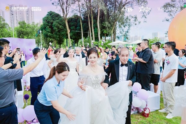 广西南宁举行集体金婚纪念活动