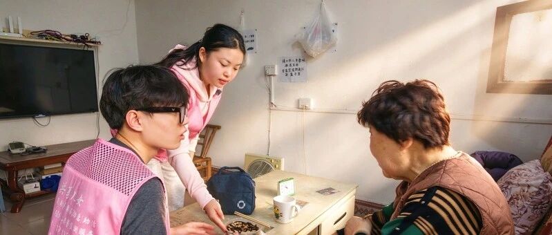 长沙79岁娭毑有了“共享儿女”:每天上门喂药、量血压、陪聊天,每月不到1000元,比机构养老便宜六成以上 长沙79岁娭毑有了“共享儿女”:每天上门喂药、量血压、陪聊天,每月不到1000元,比机构养老便宜六成以上