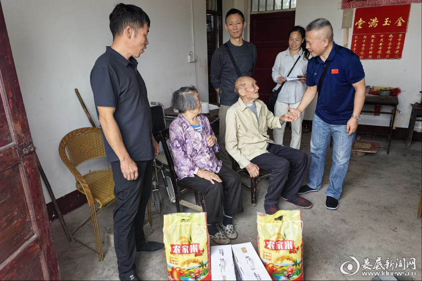 龙塘镇南风社区开展重阳节敬老慰问活动
