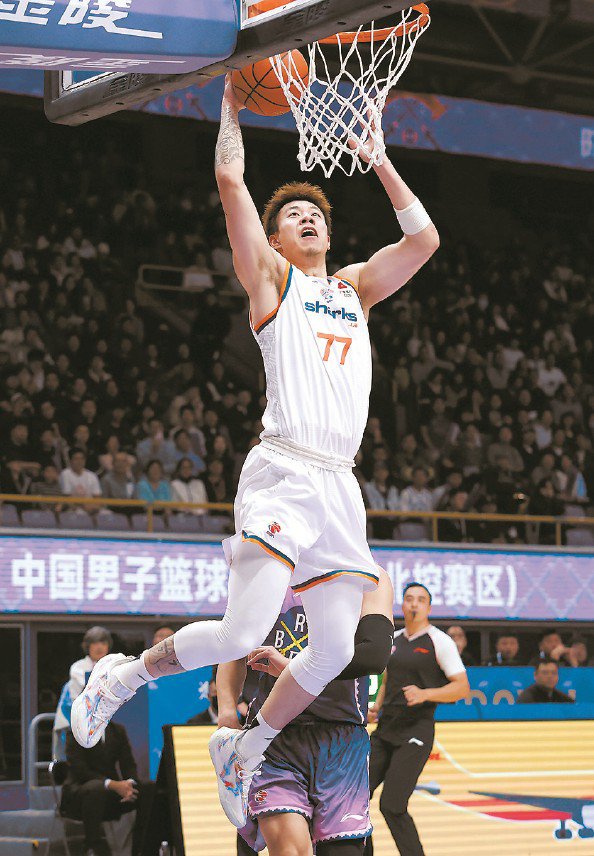 张镇麟攻防一体 助上海男篮两连胜 张镇麟攻防一体 助上海男篮两连胜