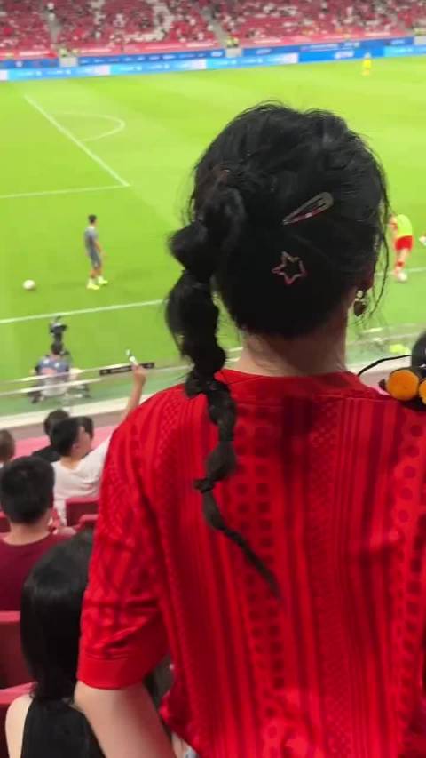 上海海港中超现场燃爆，球迷请出战感受足球魅力