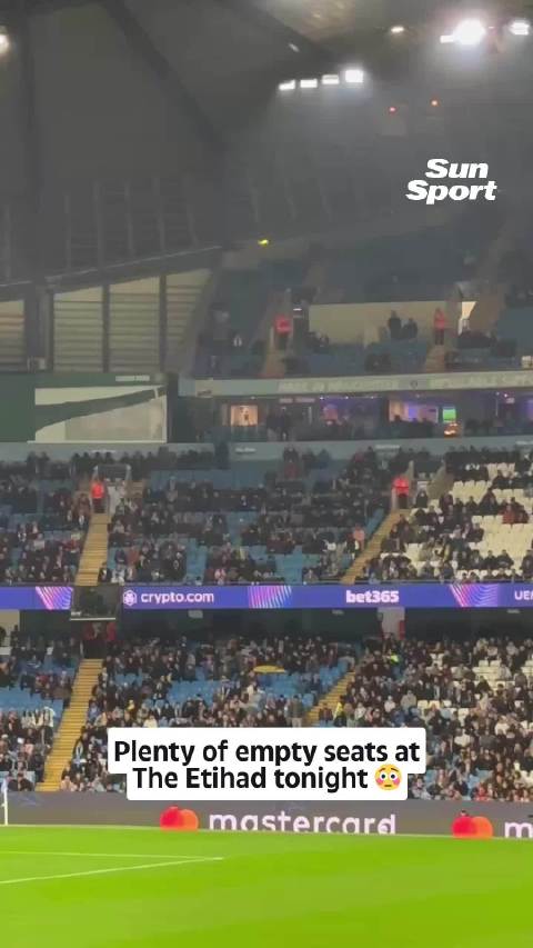 曼城5-1大胜雅典AEK，主席台出现大量空余座位